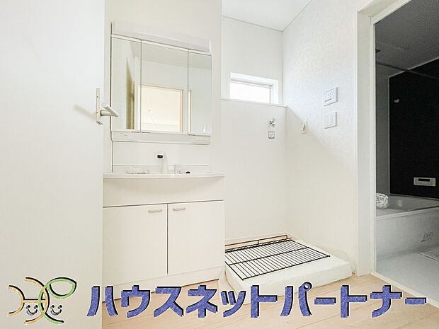 大きく見やすい三面鏡で清潔感ある洗面台は、身だしなみチェックや肌のお手入れに最適です。何かと物が増える場所だからこそ、スッキリと見映えの良い空間に拵えました。