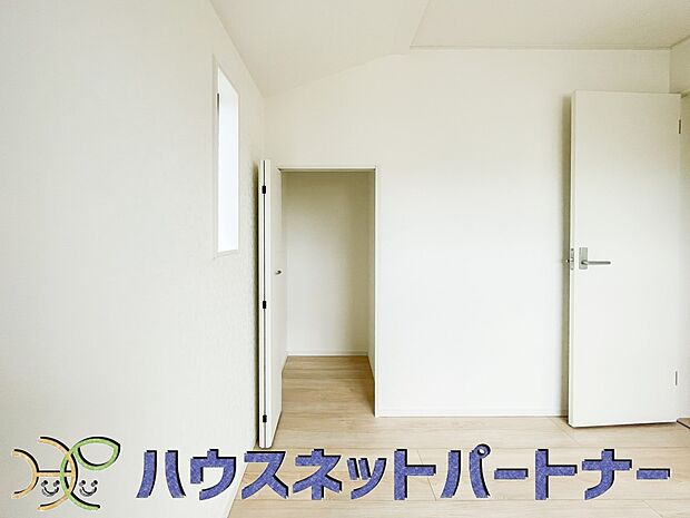 各所に配置された収納スペースは、洋服や小物はもちろんのこと、掃除機や日用予備品・お子様のおもちゃなど様々な物を収納して頂ける便利なスペースです。