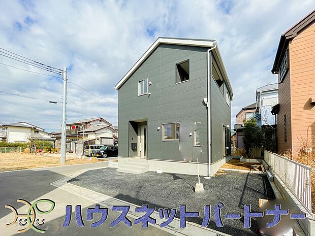 堂々たる趣ながら、主張し過ぎずどこか余裕を感じさせるシャープなフォルムで佇む邸宅は、晴天の空と照らし合わせる事で、本来あるべき完成形の姿を見せてくれます。