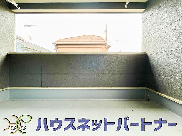 インナーバルコニーの一番のメリットは、雨が降っても使えるという事です。通常、インナーバルコニーは、上の屋根が掛かっていますので雨に濡れることがほとんどありません。