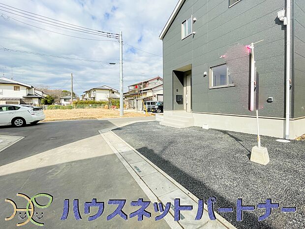 駐車場がある戸建を持つ最大のメリットは、駐車場代金を支払い続ける必要がないことです。賃貸住宅に住んでいる方が、戸建の購入を考えるきっかけに挙げることが多いようです。