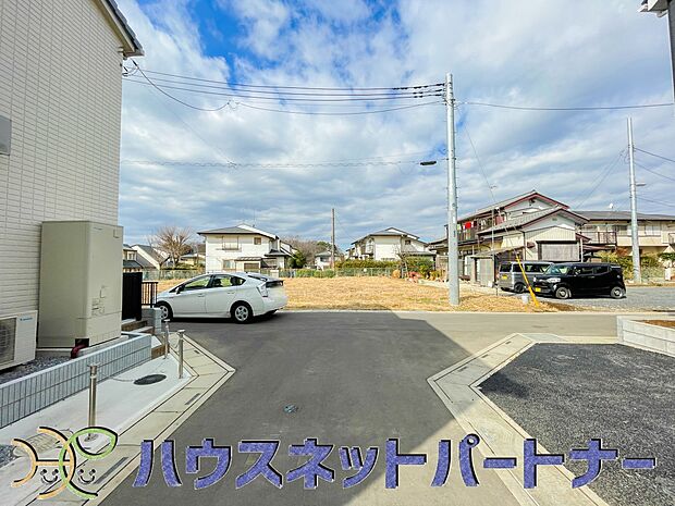 通勤や家族の送迎など、毎日の生活にマイカーが欠かせない方にとって駐車場は大事な条件。敷地内にカースペースがあれば、お出かけやお買い物の際の搬入出もらくらくです。