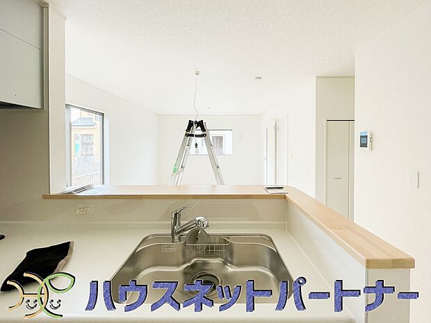 人工大理石のワークトップやシンクは、水を流しただけできれいになったように見えます。白いキッチンは明るく清潔感があり、とっても素敵です。