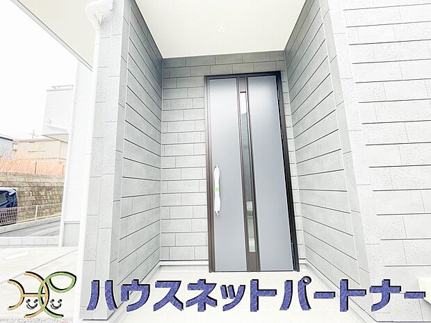 玄関の扉を開けると家族の待つお家。幸せを感じる瞬間です。