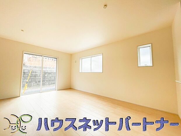 太陽の光が照らす明るいリビングは、開放感があり通風・採光に優れ、心地よい光と風が舞い込んできます。心休まるリビングは何よりも快適な時間を過ごせます。