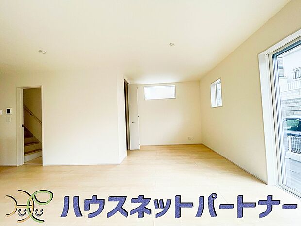 太陽の光が照らす明るいリビングは、開放感があり通風・採光に優れ、心地よい光と風が舞い込んできます。心休まるリビングは何よりも快適な時間を過ごせます。