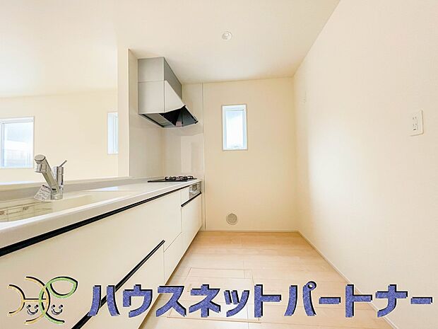 明るい自然光が入る作業スペースを多くとったキッチン採用。夫婦揃ってキッチンに立っても調理がしやすく、家事をしながら会話も弾みます。食器類もすっきりと片付く収納力。