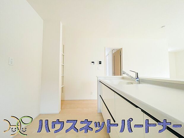 カウンターキッチンは広くて収納力もあるので、快適に料理をすることができます。食器や炊事用具を手の届くところに配置しやすいため調理もスピーディーです。