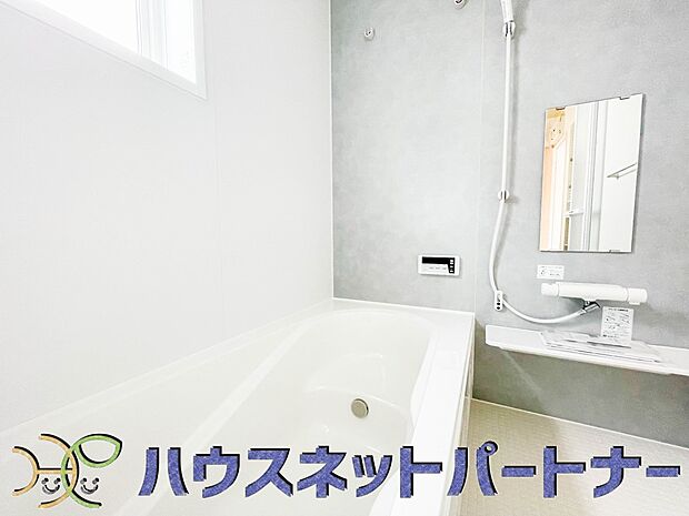 高級感溢れるカラーと大きさ・柔らかな曲線で構成された半身浴も楽しめるバスタブが心地よさをもたらします。窓もあるので換気もしっかりできますね。