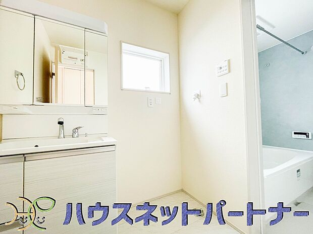 大きく見やすい三面鏡で清潔感ある洗面台は、身だしなみチェックや肌のお手入れに最適です。何かと物が増える場所だからこそ、スッキリと見映えの良い空間に拵えました。