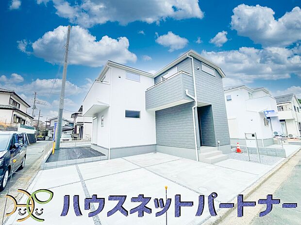 角地でお車を駐車するのも楽々。広い道路なのでお子様の通学も安心ですね。