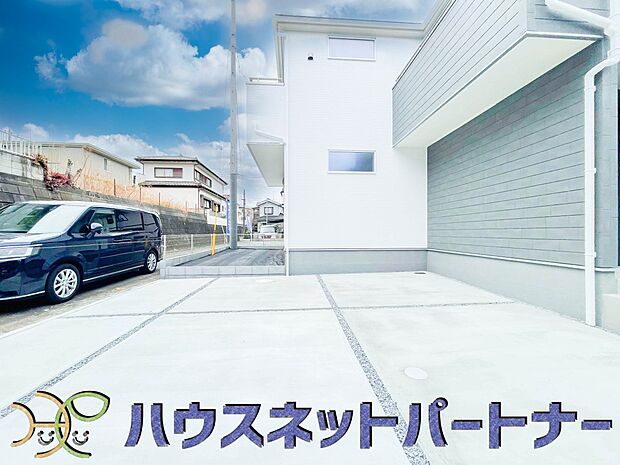 カースペース並列2台可。道路に面したカースペースが2台分あるので、縦列2台のカースペースの様に面倒な車の入替えは必要ありません。ストレスフリーなカーライフを満喫できます。