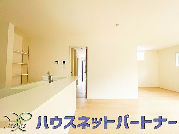 キッチンカウンターがあると配膳が楽なことがメリットの一つ。後片付けをするときも、ダイニングテーブルからあまり動かずに流し台へ運ぶことができるので便利です♪