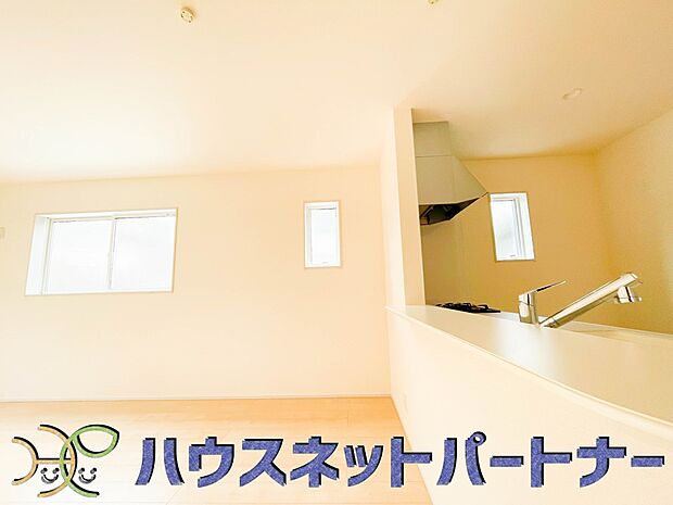 キッチン吊戸棚を無くす事によって、コミュニケーションを重視した設計に致しました。区画によって変わる一体感を、実際にご覧になって頂けましたらと思います。