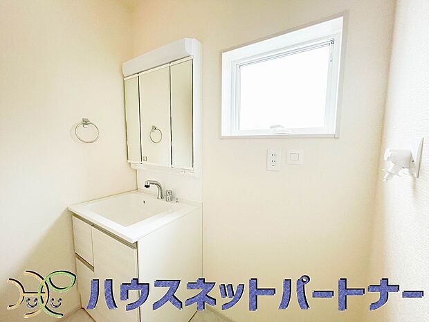 洗面室のある脱衣所は広々。脱いだお洋服をそのままお洗濯。