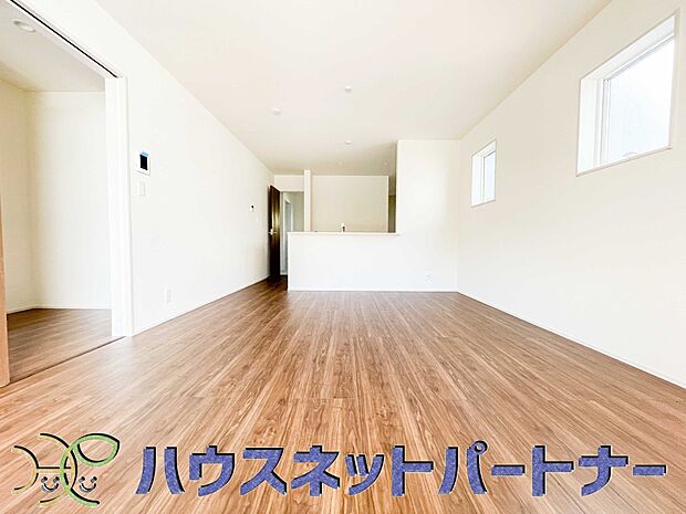 家族でくつろぐリビングは16帖。