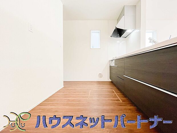 明るい自然光が入る作業スペースを多くとったキッチン採用。夫婦揃ってキッチンに立っても調理がしやすく、家事をしながら会話も弾みます。食器類もすっきりと片付く収納力。