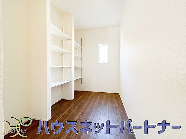 キッチンにはパントリー(食品庫)が付いていて、奥様想いの設計。