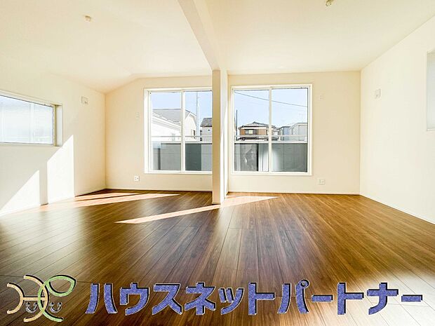 将来の家族計画の変化で仕切りを付けて2部屋へ対応可能。1部屋として使えば広々寝室。