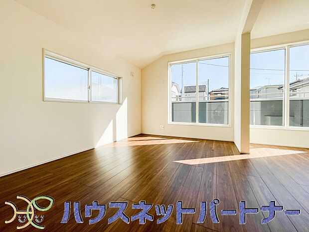 日差しが差し込む明るいお部屋。朝は太陽の光を浴びて一日の始まりです。