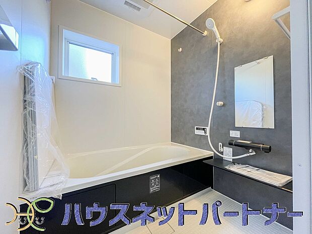 窓がある浴室は心地よいバスタイムを演出してくれます。たまには本を読みながら半身浴もいいですね。