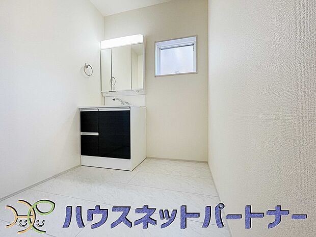 家の中でも特にプライベートスペースとなる洗面所は、洗濯場所と浴室を同じ空間でまとめております。小窓を設置しておりますので、熱気などが籠りやすい空間でちょっとした空気の入れ替えを。