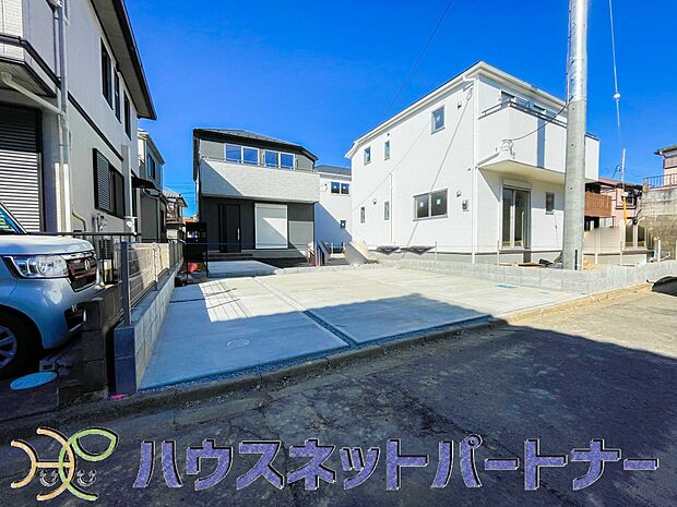 堂々たる趣ながら、主張し過ぎずどこか余裕を感じさせるシャープなフォルムで佇む邸宅は、晴天の空と照らし合わせる事で、本来あるべき完成形の姿を見せてくれます。