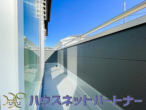 南向きバルコニーから明るい陽射しと爽やかな風がお部屋へと流れ込む、心地よい空間です。2部屋続きなのでお布団も沢山干せますね。