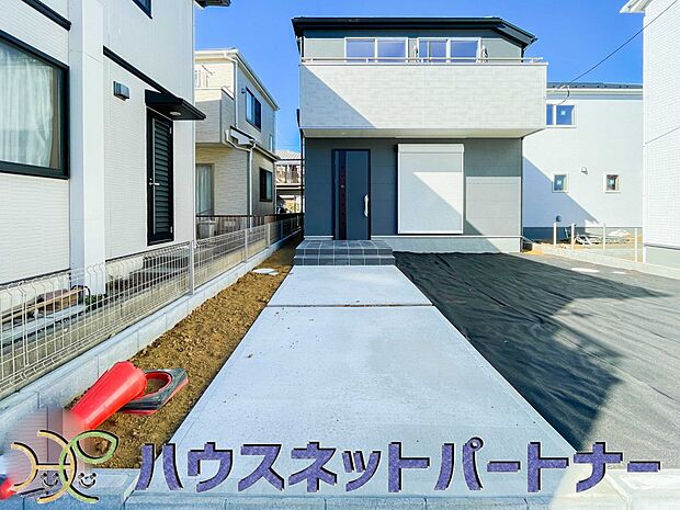 カースペース並列2台可。道路に面したカースペースが2台分あるので、縦列2台のカースペースの様に面倒な車の入替えは必要ありません。ストレスフリーなカーライフを満喫できます。