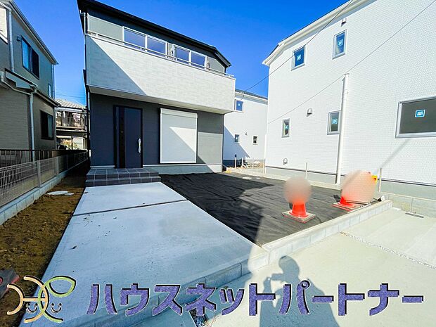 ゆったりとした駐車スペースを確保いたしましたので、大きめのお車でも駐車可能です。自転車やバイクなど、ゆとりのある敷地で置き場所に困ることはないでしょう。