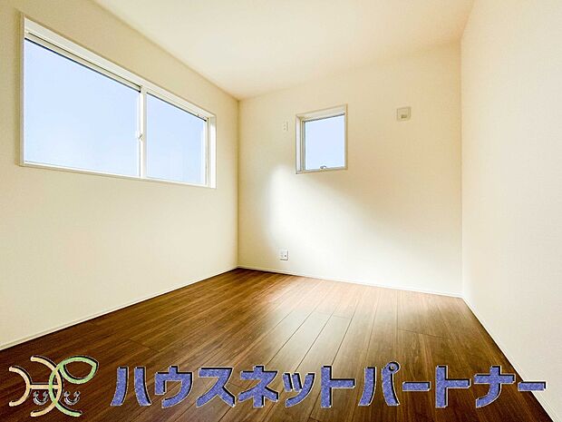 2面窓のある風通しの良いお部屋は心も体も元気にしてくれます。自分だけのお部屋作りを楽しんでみては。