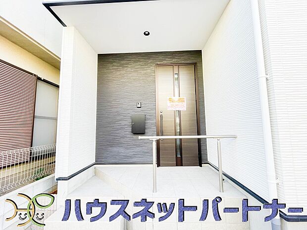 上質感漂う玄関へのアプローチ。居住者の帰り、訪れる方を優しく迎える・安らぎに満ちた生活空間を予感させる。健やかな暮らしを楽しめそう。
