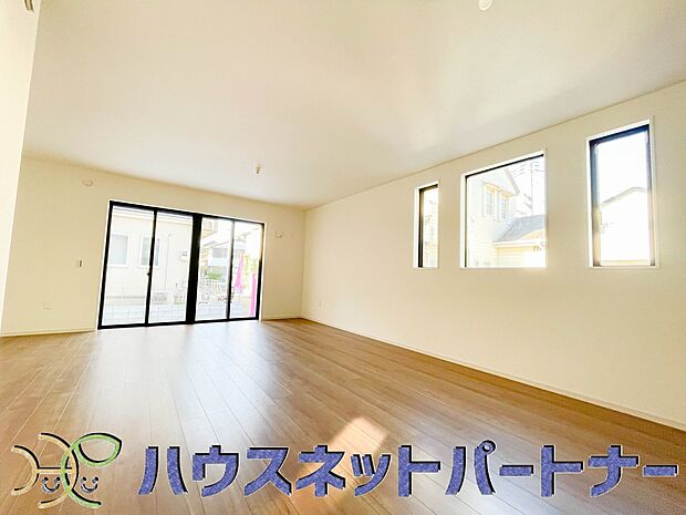 陽だまりのある光彩豊かなリビングは、何よりも快適で心休まる時間を過ごせます。