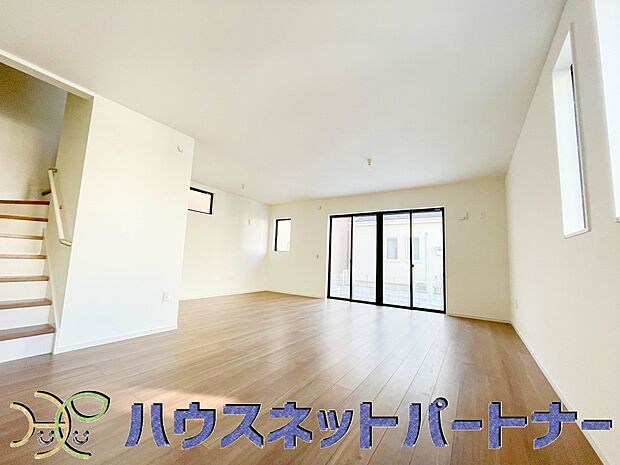 通風・採光に優れ、心地よい光と風が溢れています。 贅沢で豊かな居住性と、プライドを満たすクオリティが見事に調和した住空間。新築ならではの快適なひとときをご体感頂ける筈です。