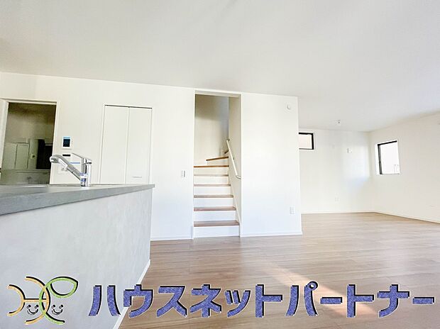 階を移動する際にリビングを通る、リビングイン階段。自然なかたちで家族が集まるため、お子様の個室が2階にある場合でも、毎日の挨拶や会話が増えやすくなります。