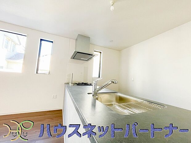 カウンターキッチンは広くて収納力もあるので、快適に料理をすることができます。食器や炊事用具を手の届くところに配置しやすいため調理もスピーディーです。