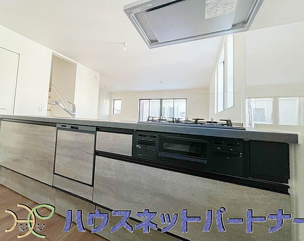 キッチン吊戸棚を無くす事によって、コミュニケーションを重視した設計に致しました。区画によって変わる一体感を、実際にご覧になって頂けましたらと思います。 