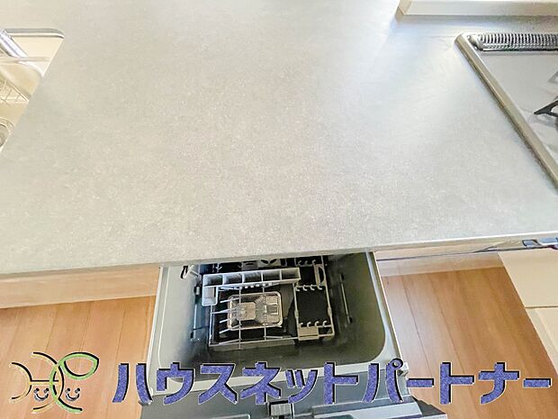 ビルトイン食器洗乾燥機完備。家事のお手伝いをしてくれる奥様の味方です。食器を洗っている間にお掃除など、様々なシーンで家事の時短に役立つ食洗機。省スペースのビルトインタイプを採用致しました。