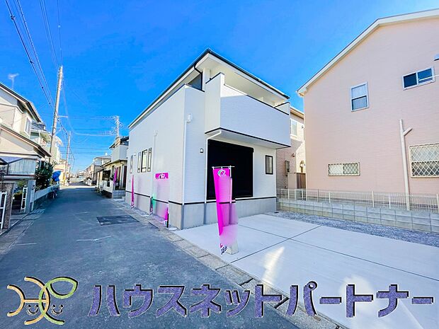 街に溶け合う美しい景観と、採光や風通しを考えて設計された間取り。近隣の視線を考え調整した窓位置など、外観だけでなく、住まうご家族の心地よさを最優先しました。