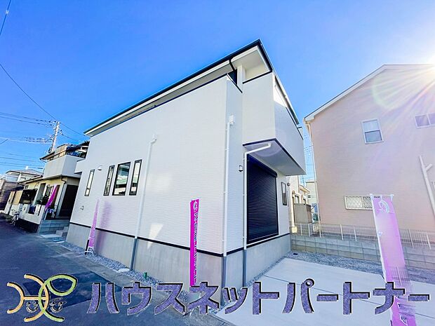 堂々たる趣ながら、主張し過ぎずどこか余裕を感じさせるシャープなフォルムで佇む邸宅は、晴天の空と照らし合わせる事で、本来あるべき完成形の姿を見せてくれます。