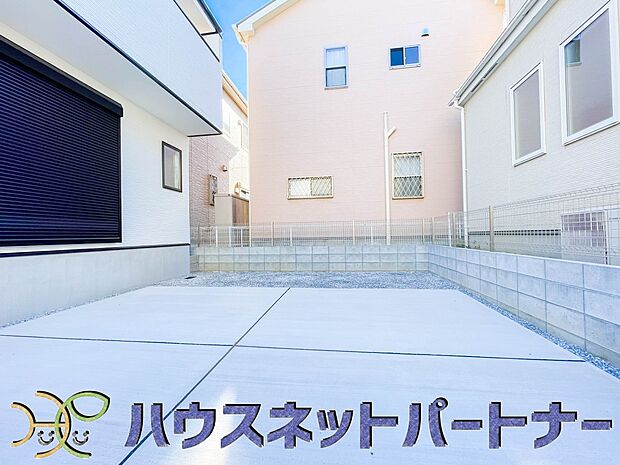 駐車場がある戸建を持つ最大のメリットは、駐車場代金を支払い続ける必要がないことです。賃貸住宅に住んでいる方が、戸建の購入を考えるきっかけに挙げることが多いようです。