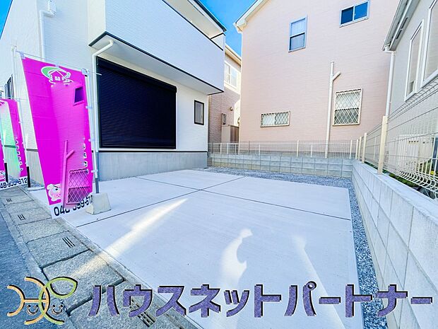 通勤や家族の送迎など、毎日の生活にマイカーが欠かせない方にとって駐車場は大事な条件。敷地内にカースペースがあれば、お出かけやお買い物の際の搬入出もらくらくです。