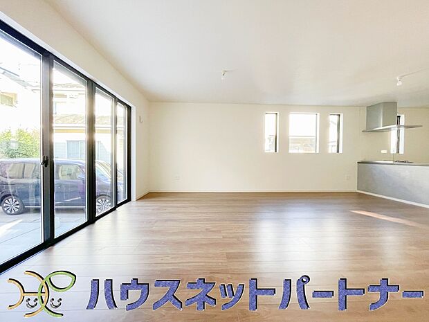 忙しい朝でも家族揃って食事をして頂ける、ゆとりある大きさのダイニングスペース。奥様の手料理をカウンター越しに受けとって頂き、テーブルで囲む素敵な時間を存分にお愉しみ下さい。