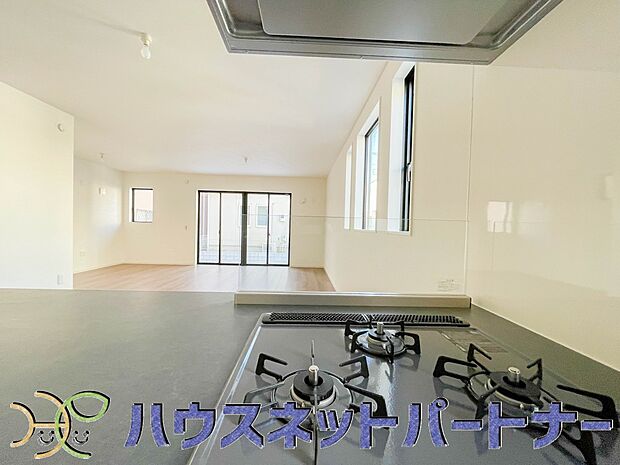 三口コンロで料理の幅を拡げてくれる使いやすいシステムキッチンを採用。洗い場も大きいので野菜や食器を洗ったりする際にも捗り、奥様の強い味方となってくれるはずです。