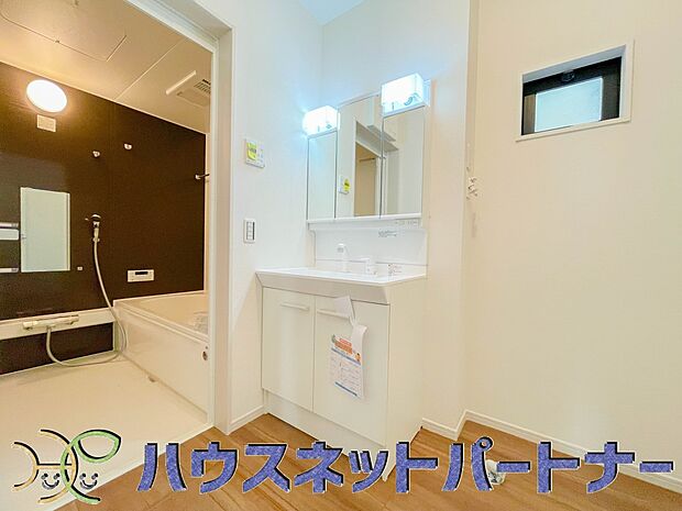 広い脱衣所、洗面台も大きなサイズを設置。建売では見ない広さと解放感。