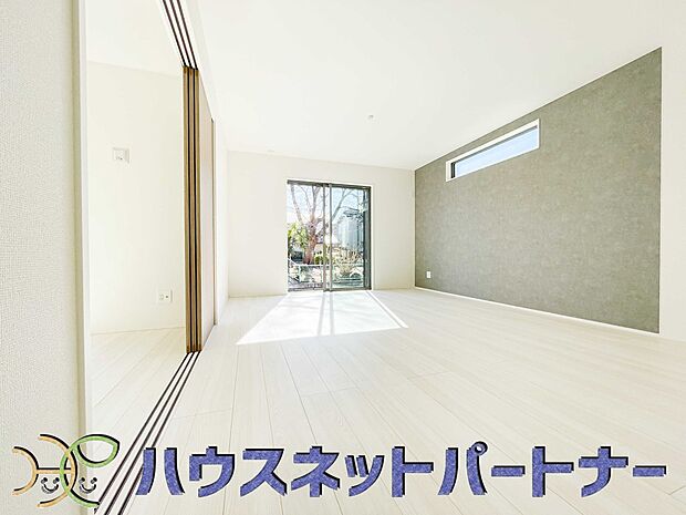 お部屋の壁紙を一部分だけ違う壁紙に変えることをアクセントクロスといいます。室内を広く見せ、個性的な空間を演出します。スタイリッシュな雰囲気づくりにも効果的。 