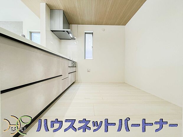 明るい自然光が入る作業スペースを多くとった壁付けキッチン採用。夫婦揃ってキッチンに立っても調理がしやすく、家事をしながら会話も弾みます。食器類もすっきりと片付く収納力。