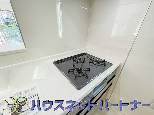 三口コンロで料理の幅を拡げてくれる使いやすいシステムキッチンを採用。洗い場も大きいので野菜や食器を洗ったりする際にも捗り、奥様の強い味方となってくれるはずです。