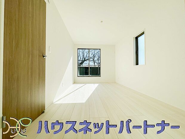 陽射しがぽかぽかと差し込むお部屋は湿気やカビの心配も減るので快適に過ごせます。