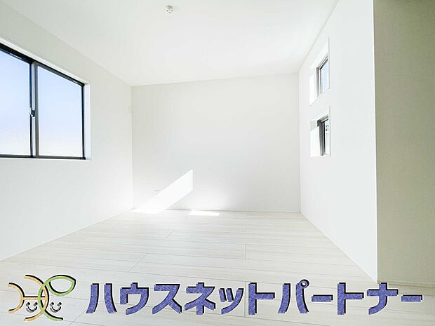 柔らかな光り差し込む家族に優しい洋室は子供部屋にぴったり。